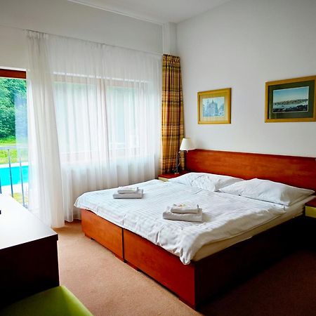Hotel Bazant Karlovy Vary Bagian luar foto